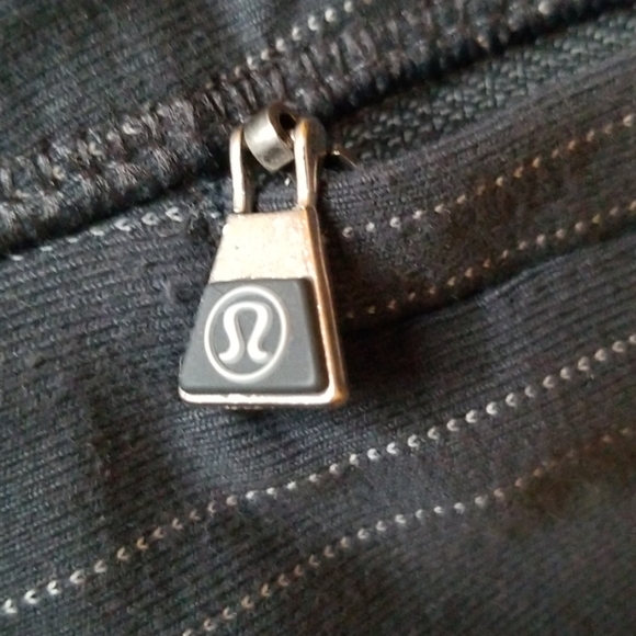 Hello, selling a lululemon sweater/ sweatshirt - Picture 2 of 4